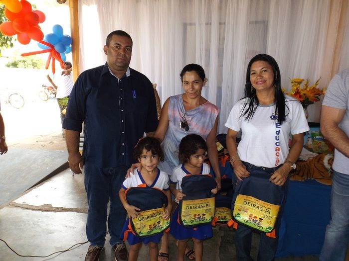 Alunos de Oeiras recebem livros didáticos e paradidáticos - Imagem 8