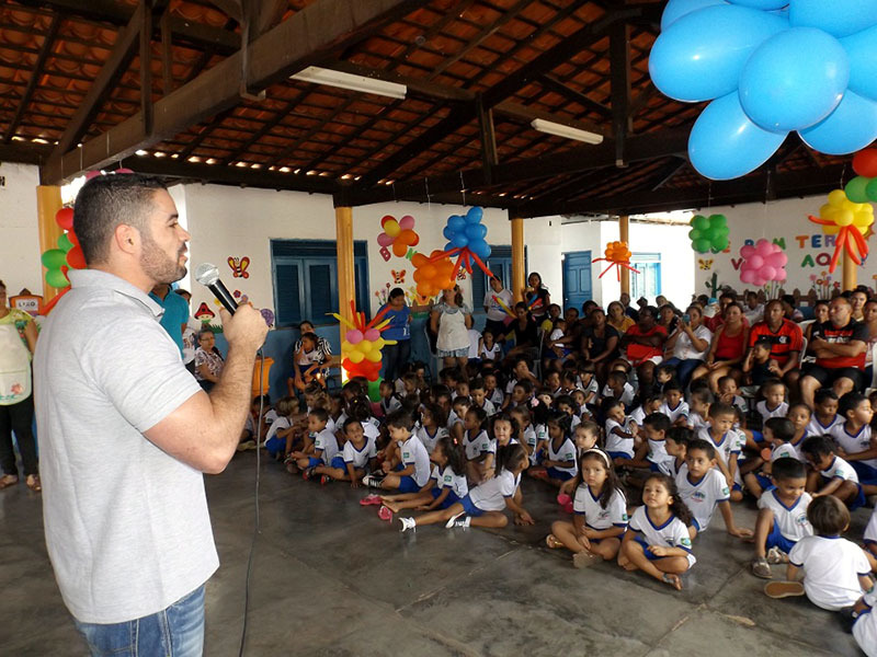 Alunos de Oeiras recebem livros didáticos e paradidáticos