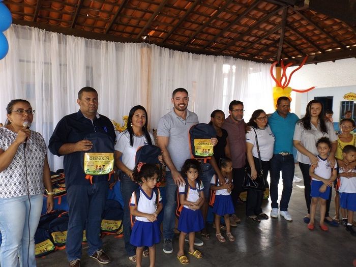 Alunos de Oeiras recebem livros didáticos e paradidáticos - Imagem 10