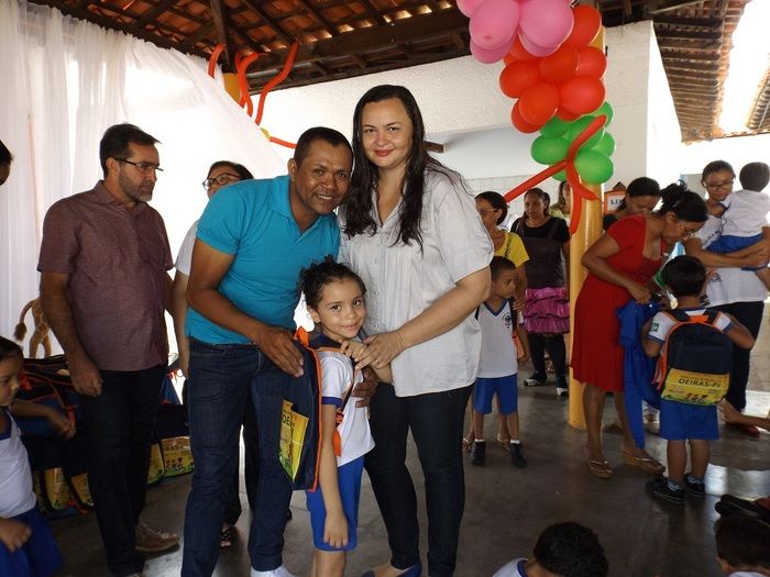 Alunos de Oeiras recebem livros didáticos e paradidáticos - Imagem 9