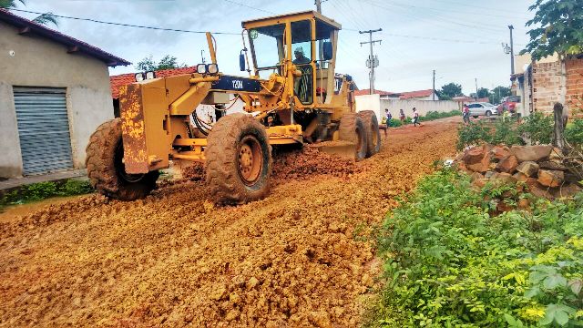 Prefeitura de Boa Hora coloca piçarra e aterro nas rua de bairros - Imagem 4