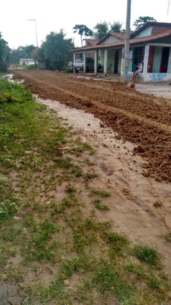 Prefeitura de Boa Hora coloca piçarra e aterro nas rua de bairros - Imagem 2