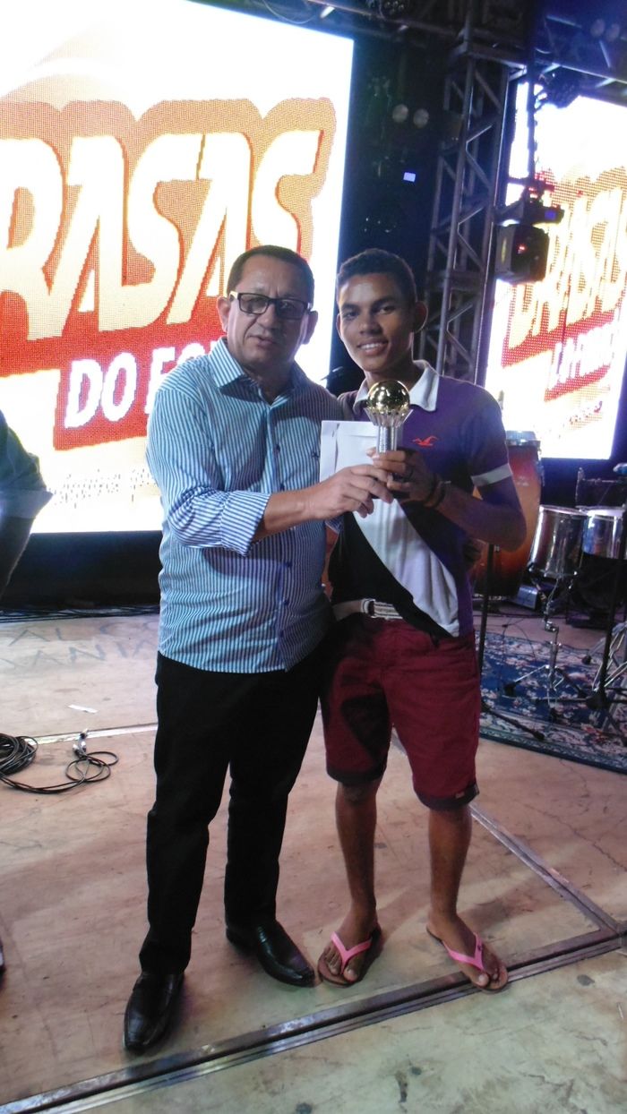 Prêmios são entregues aos vencedores de competições   - Imagem 1