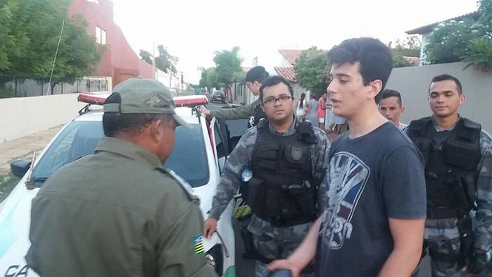 Homem é agredido por populares e preso após roubar celular - Imagem 2