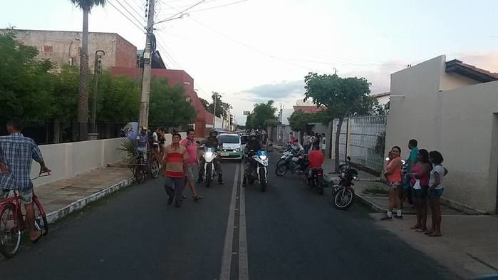 Homem é agredido por populares e preso após roubar celular - Imagem 3