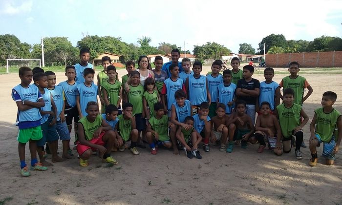 Prefeito Manoel Dedé faz doação de Chuteiras para a Escolinha de Fu - Imagem 1
