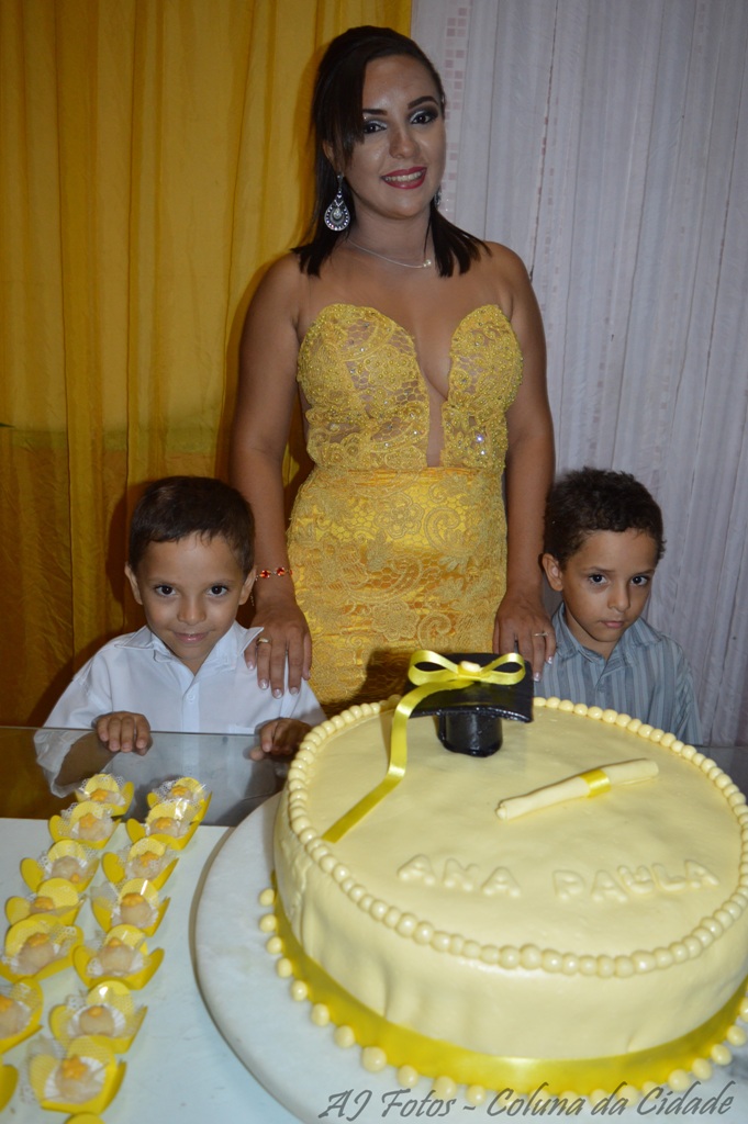 Jovem Ana Paula Sousa comemora sua formatura com família e amigos - Imagem 2