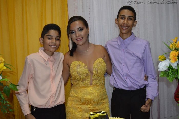 Jovem Ana Paula Sousa comemora sua formatura com família e amigos - Imagem 7