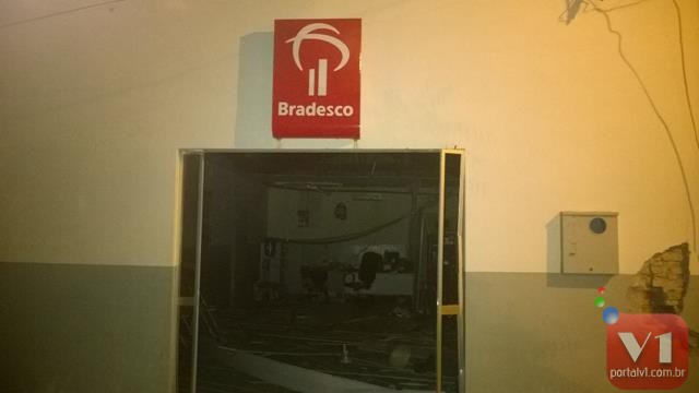 Agencia do Bradesco em Novo Oriente foi explodida neste sábado   - Imagem 1