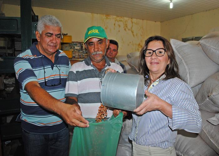 município começa a distribuir o feijão as famílias de baixa renda  - Imagem 11
