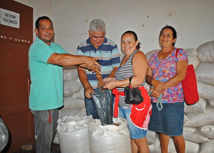 município começa a distribuir o feijão as famílias de baixa renda  - Imagem 3
