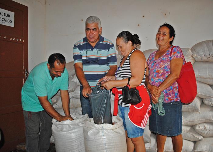 município começa a distribuir o feijão as famílias de baixa renda  - Imagem 4
