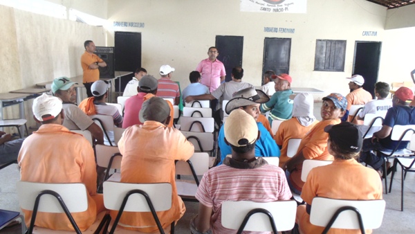 Servidores participam de reunião com prefeito  - Imagem 15