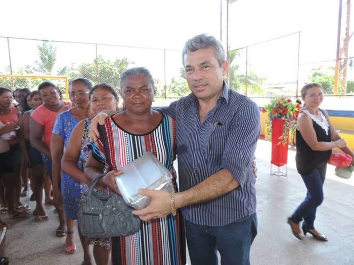 Escola Municipal Tancredo Neves realiza festa em homenagem as mães - Imagem 7