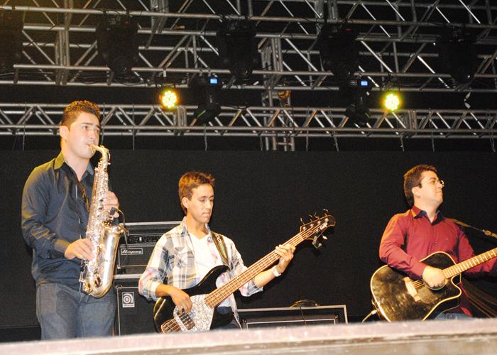 Praça lota e público interage com Gal Costa, na sexta de festival - Imagem 44