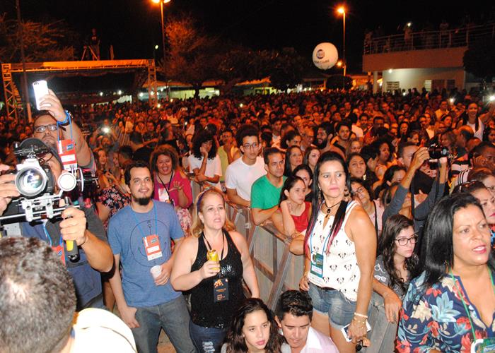 Praça lota e público interage com Gal Costa, na sexta de festival - Imagem 124