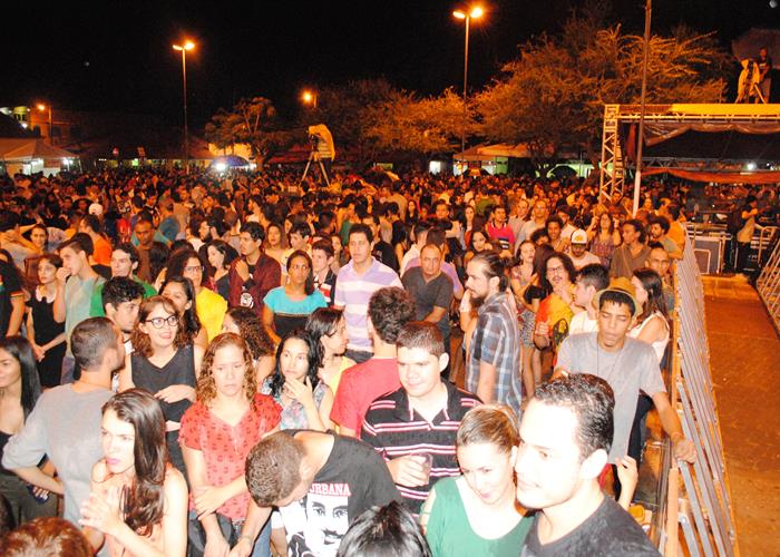 Praça lota e público interage com Gal Costa, na sexta de festival - Imagem 96