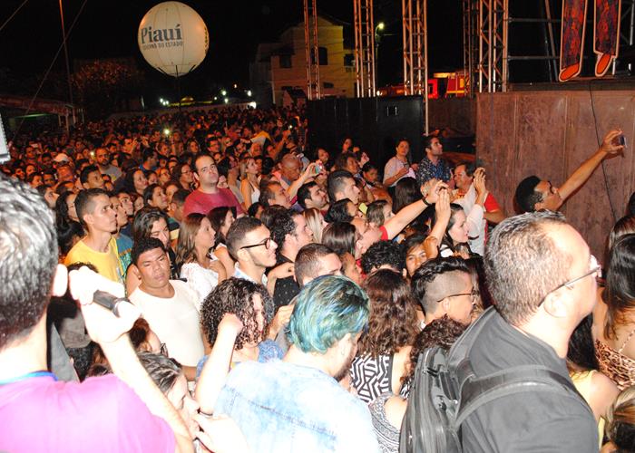 Praça lota e público interage com Gal Costa, na sexta de festival - Imagem 127