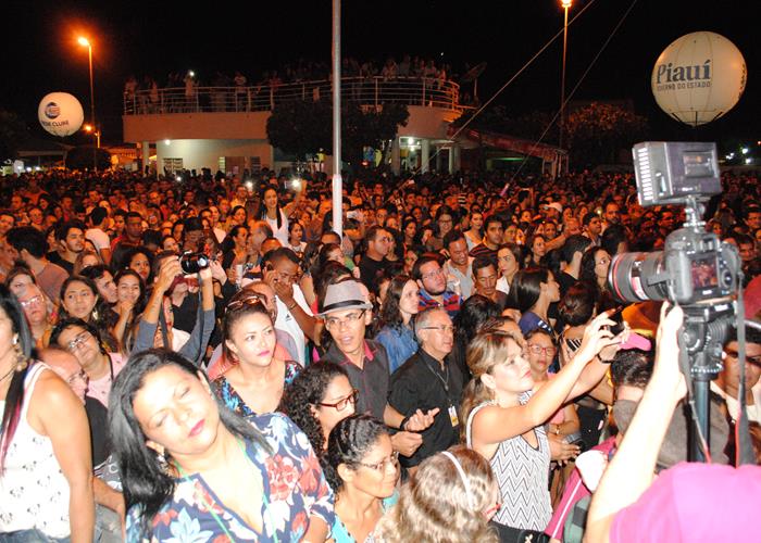 Praça lota e público interage com Gal Costa, na sexta de festival - Imagem 126