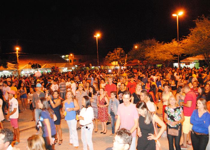 Praça lota e público interage com Gal Costa, na sexta de festival - Imagem 59