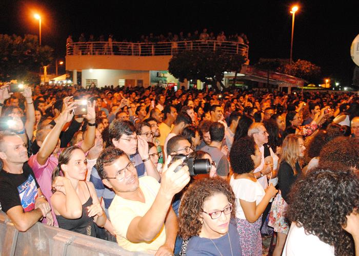 Praça lota e público interage com Gal Costa, na sexta de festival - Imagem 105