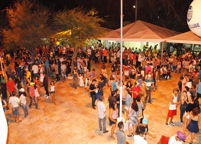 Praça lota e público interage com Gal Costa, na sexta de festival - Imagem 93