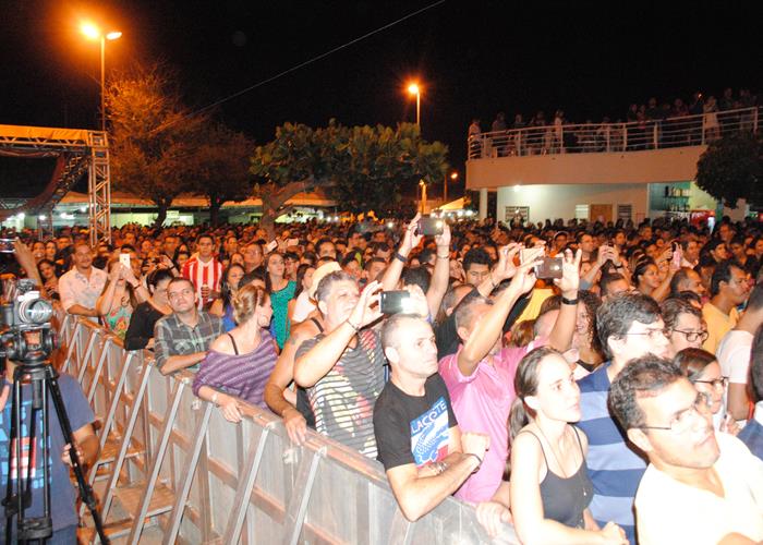 Praça lota e público interage com Gal Costa, na sexta de festival - Imagem 107