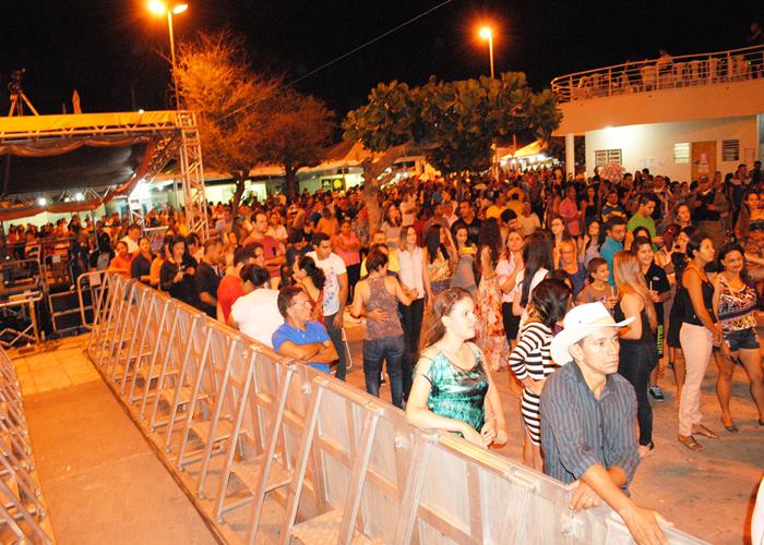 Praça lota e público interage com Gal Costa, na sexta de festival - Imagem 61