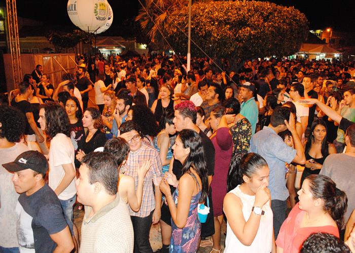 Praça lota e público interage com Gal Costa, na sexta de festival - Imagem 97
