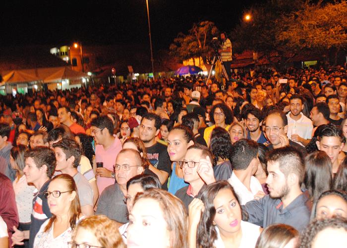 Praça lota e público interage com Gal Costa, na sexta de festival - Imagem 103