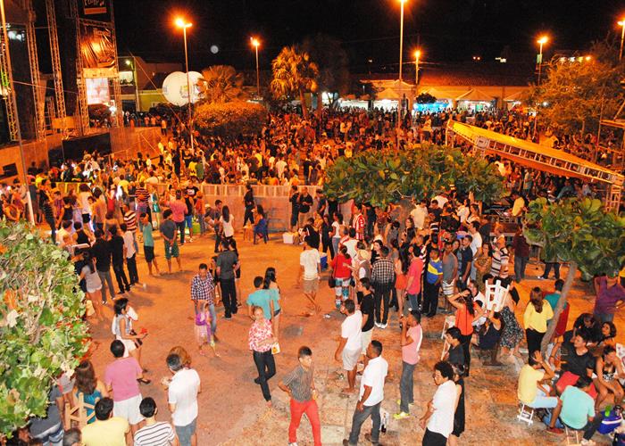 Praça lota e público interage com Gal Costa, na sexta de festival - Imagem 88