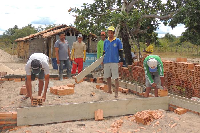 Dona Oncinha, breve estará com a família morando em sua casa - Imagem 18