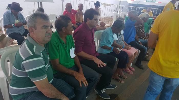 Prefeito com pacientes  (Crédito: juazeiroalerta.com)