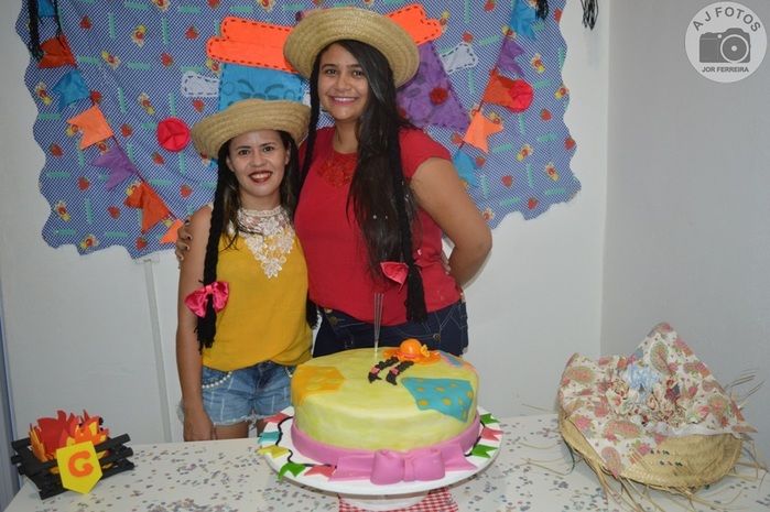 Recepcionista é surpreendida por amigas no aniversário - Imagem 31