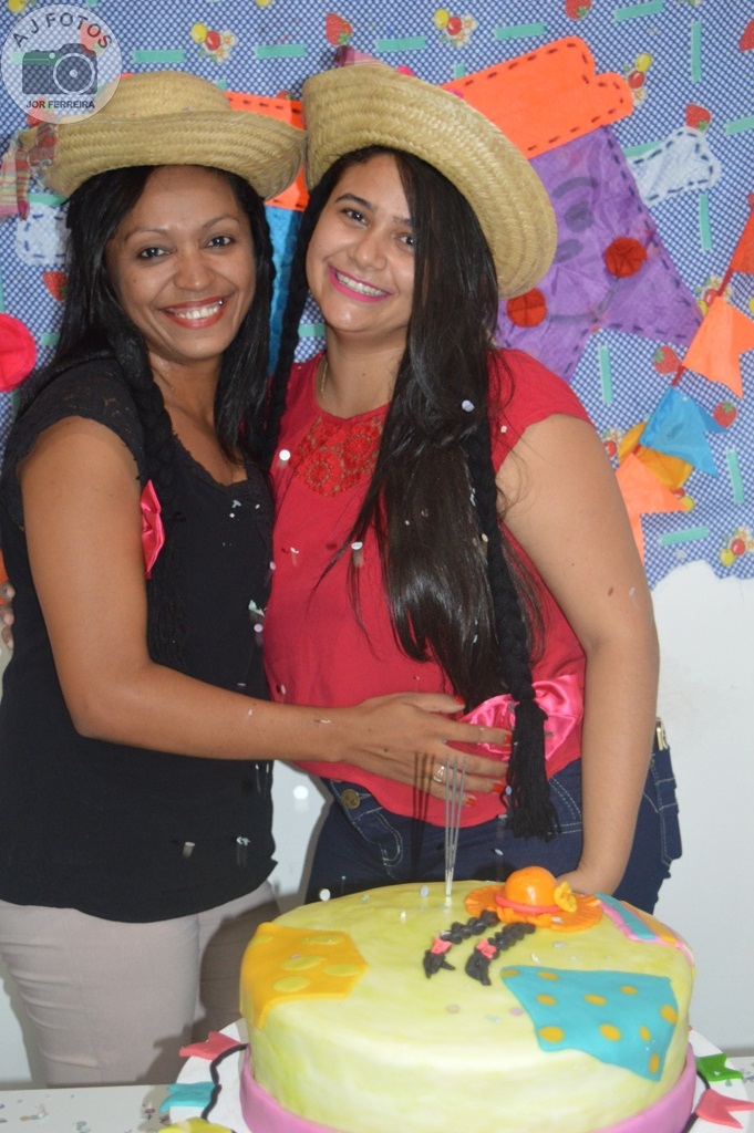 Recepcionista é surpreendida por amigas no aniversário - Imagem 37