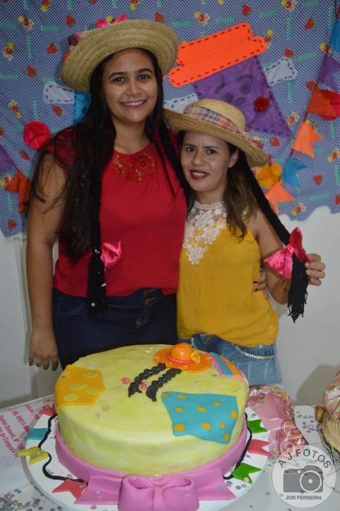 Recepcionista é surpreendida por amigas no aniversário - Imagem 6