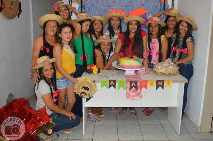 Recepcionista é surpreendida por amigas no aniversário - Imagem 61