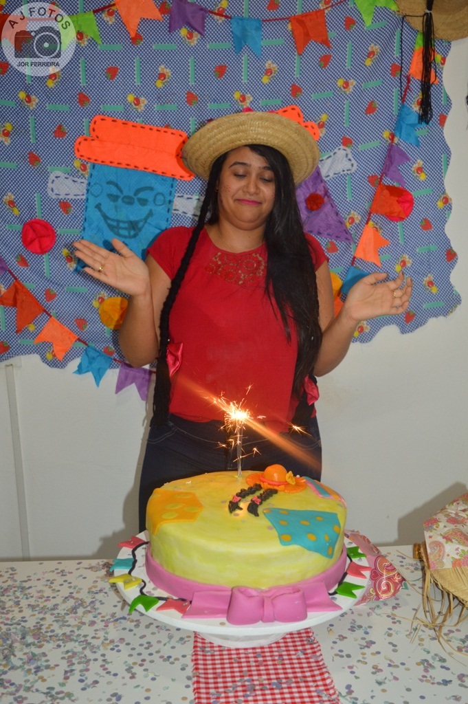 Recepcionista é surpreendida por amigas no aniversário - Imagem 46