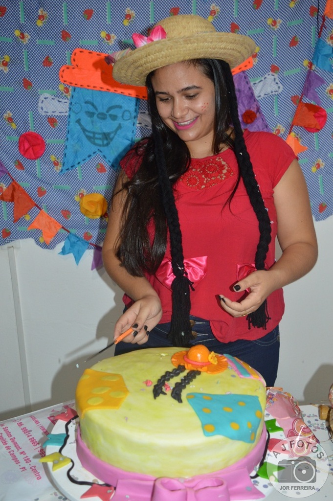 Recepcionista é surpreendida por amigas no aniversário - Imagem 8