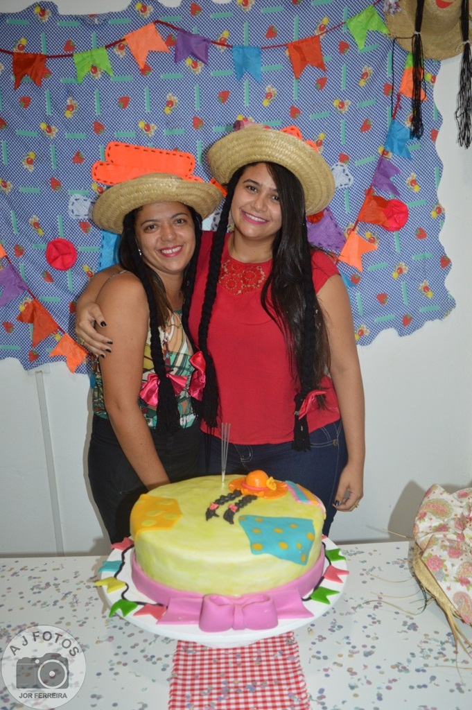 Recepcionista é surpreendida por amigas no aniversário - Imagem 29