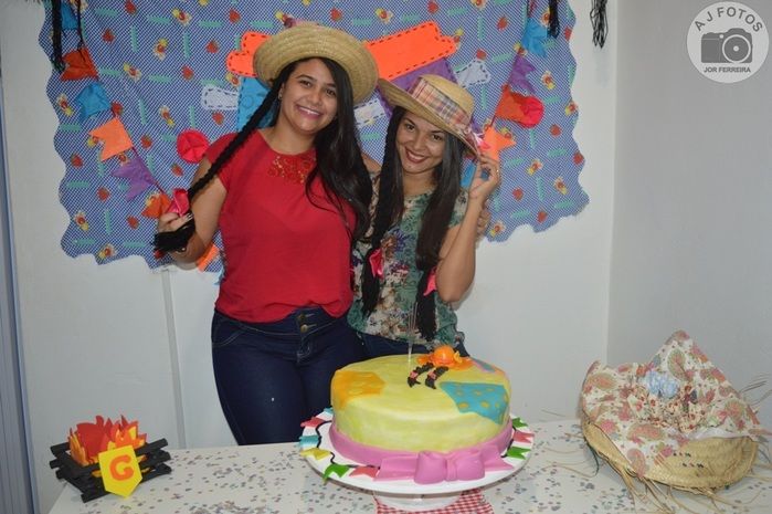 Recepcionista é surpreendida por amigas no aniversário - Imagem 32