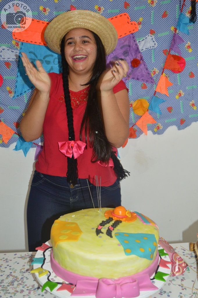 Recepcionista é surpreendida por amigas no aniversário - Imagem 53