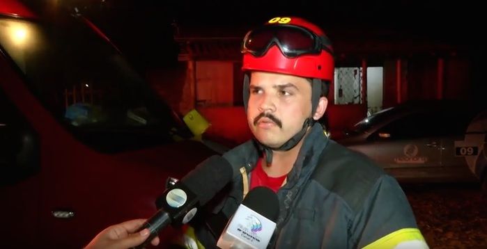 Casa desaba após fortes chuvas (Crédito: Reprodução)