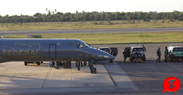Condução do preso para a penitenciária de Parnaíba (Crédito: Reprodução/Tribuna de Parnaíba)