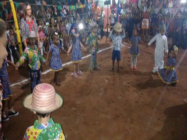 escolinha Tia Loura e Maternal realizam quadrilha com crianças - Imagem 1