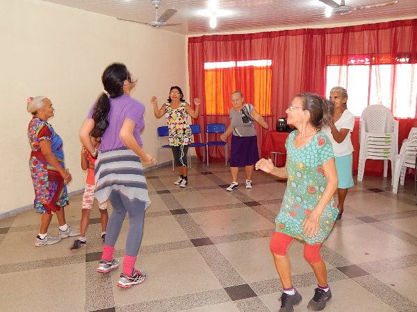 Idosos do SCFV participam das aulas praticas com a Educadora Física - Imagem 4