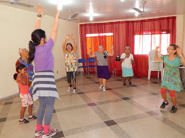 Idosos do SCFV participam das aulas praticas com a Educadora Física - Imagem 2