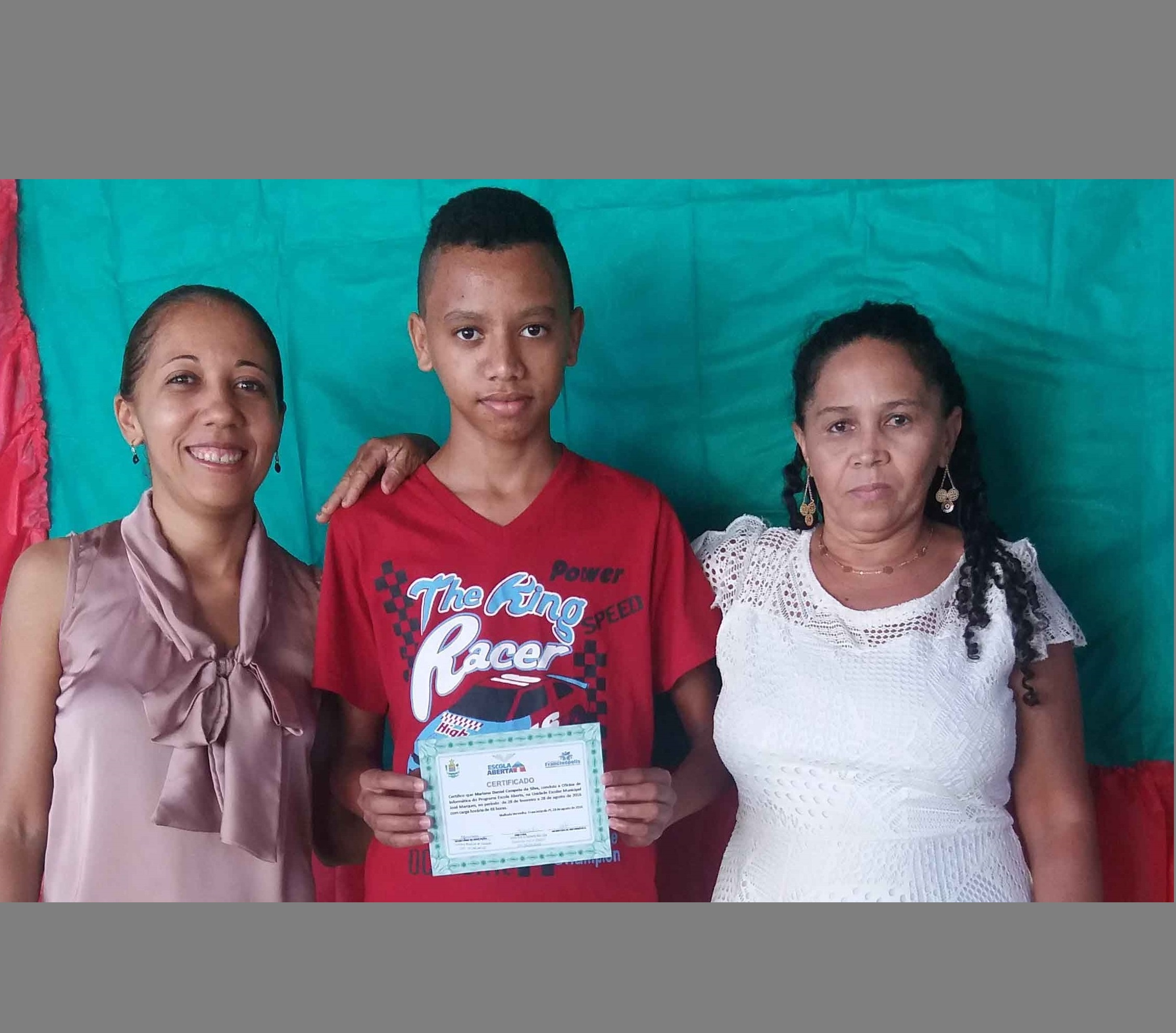 Alunos recebem certificados de curso do Programa Escola Aberta