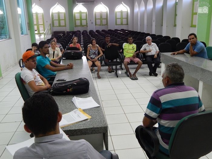 Diretor se reúne e discute sobre contrato de compromisso com equipe - Imagem 1