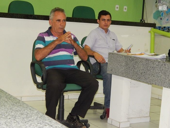 Diretor se reúne e discute sobre contrato de compromisso com equipe - Imagem 4